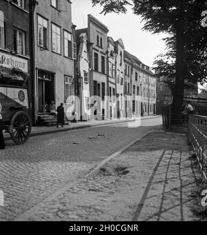 Impression aus der Freien Stadt Danzig, hier Häuserzeile in der Altstadt, Deutschland 1930er Jahre. Impressione dalla città di Danzica, qui una fila di case nella città vecchia, la Germania anni trenta. Foto Stock