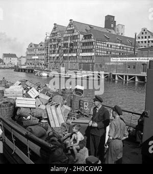 Impression aus der Freien Stadt Danzig, hier Stapelhäuser in der Speicherstadt im Hafen, Deutschland 1930er Jahre. Impressione dalla città di Danzica, qui magazzini al porto, Germania 1930. Foto Stock