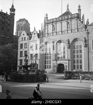 Impression aus der Freien Stadt Danzig, hier Blick auf den Artushof, Deutschland 1930 Jahre. Impressione dalla città di Danzica, qui una vista alla corte di Artushof, Germania anni trenta. Foto Stock