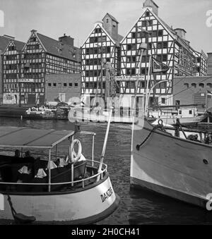 Impression aus der Freien Stadt Danzig, hier Stapelhäuser in der Speicherstadt im Hafen, Deutschland 1930er Jahre. Impressione dalla città di Danzica, qui magazzini al porto, Germania 1930. Foto Stock