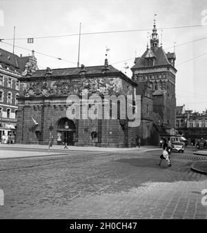 Impression aus der Freien Stadt Danzig, hier Partie am Hohen Tor, Deutschland 1930 Jahre. Impressione dalla città di Danzica, qui Hohes Tor porta della città, Germania anni trenta. Foto Stock
