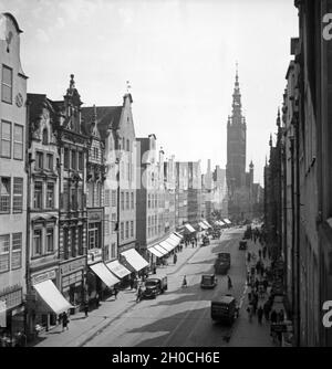 Impression aus der Freien Stadt Danzig, hier Häuserzeile in der Altstadt, Deutschland 1930er Jahre. Impressione dalla città di Danzica, qui una fila di case nella città vecchia, la Germania anni trenta. Foto Stock