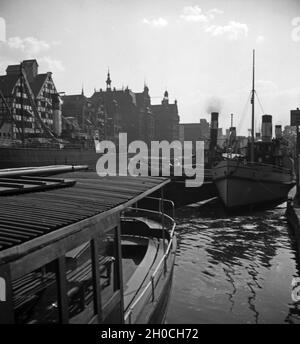 Impression aus der Freien Stadt Danzig, hier der Hafen, Deutschland 1930er Jahre. Impressione dalla città di Danzica, qui il porto, Germania anni trenta. Foto Stock