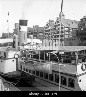 Impression aus der Freien Stadt Danzig, hier der Hafen, Deutschland 1930er Jahre. Impressione dalla città di Danzica, qui il porto, Germania anni trenta. Foto Stock