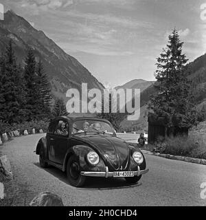 Unterwegs mit dem KdF-Wagen, dem Volkswagen Käfer, Deutschland 1930er Jahre. Viaggiando in auto nel coleottero Volkswagen, o 'auto KdF', Germania anni trenta. Foto Stock