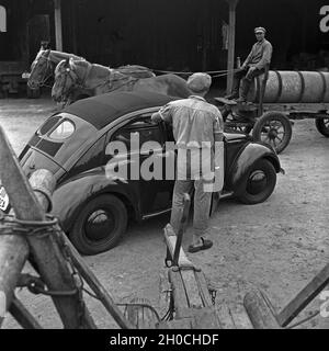 Unterwegs mit dem KdF-Wagen, dem Volkswagen Käfer, Deutschland 1930er Jahre. Viaggiando in auto nel coleottero Volkswagen, o 'auto KdF', Germania anni trenta. Foto Stock