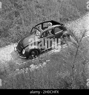 Unterwegs mit dem KdF-Wagen, dem Volkswagen Käfer, Deutschland 1930er Jahre. Viaggiando in auto nel coleottero Volkswagen, o 'auto KdF', Germania anni trenta. Foto Stock