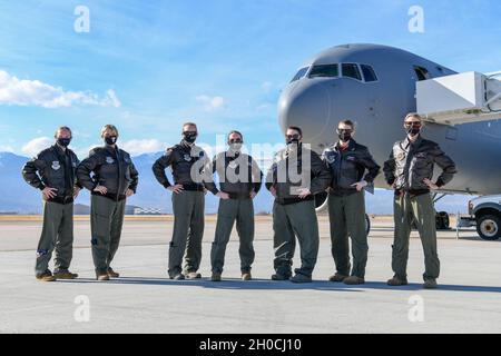 L'equipaggio di tutte le donne posa per una foto 22 gennaio 2021, alla base dell'aeronautica di Petersen, Colorado. Questa era la prima missione KC-46 Pegasus che consisteva interamente di donne. (United States Air Force Foto Stock