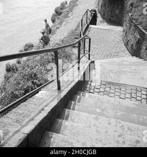 Treppe zum Ufer des Neckar a Heidelberg, Deutschland 1930er Jahre. Le scale che portano al fiume Neckar shore a Heidelberg, Germania 1930s. Foto Stock