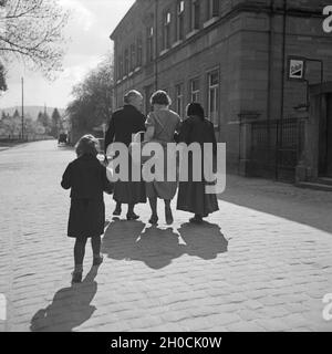 Frauen und ein tipo gehen un einer Schule vorbei, Deutschland 1930er Jahre. Donne e un bambino camminare vicino a una scuola, Germania 1930s. Foto Stock