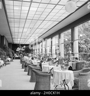 Speisesaal im Kurhaus di Baden Baden, Deutschland 1930er Jahre. Mensa presso la località termale di Baden Baden, Germania 1930s. Foto Stock