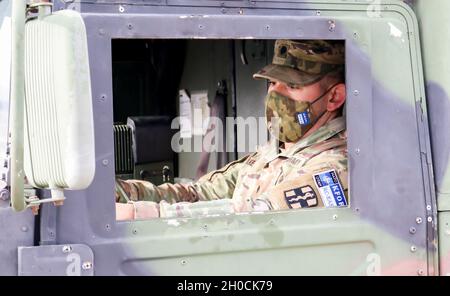 SPC dell'esercito degli Stati Uniti. Tevin Walker, una medaglia di evacuazione per il comando regionale-est, Kosovo Force 28, organizza un'ambulanza sul campo durante un esercizio di protezione della forza congiunta in Kosovo il 23 gennaio 2021. Al cancello principale è stato rilevato un dispositivo esplosivo improvvisato nato da un veicolo fittizio, che ha avviato un processo cooperativo tra la polizia militare, gli appaltatori della sicurezza, il personale dei reparti medici e antincendio e il team di smaltimento degli ordigni esplosivi per proteggere l'area ed eliminare la minaccia. Gli specialisti di combattimento assegnati alla 566a Medical Company (Area Support) con sede a Fort Hood, Texas, erano in standby nelle vicinanze Foto Stock