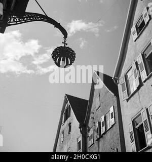 Wirtshausschild 'Zur Krone' und Giebel von Häusern in der Altstadt von Michelstadt im Odenwald, Deutschland 1930er Jahre. Inn segno "Zur Krone' e facciate delle vecchie case di città a Michelstadt nella regione di Odenwald, Germania 1930s. Foto Stock