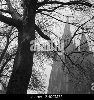 Der Hohe Dom zu Köln vom Roncalliplatz aus gesehen, Deutschland 1930er Jahre. La cattedrale di Colonia, visto dalla piazza Roncalliplatz, Germania 1930s. Foto Stock