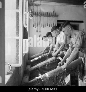 In der Weissgerberei von Friedrich Trautwein a Schiltach im Schwarzwald, Deutschland 1930er Jahre. All'interno di Friedrich Trautwein's tawery a Schiltach nella Foresta Nera, Germania 1930s. Foto Stock