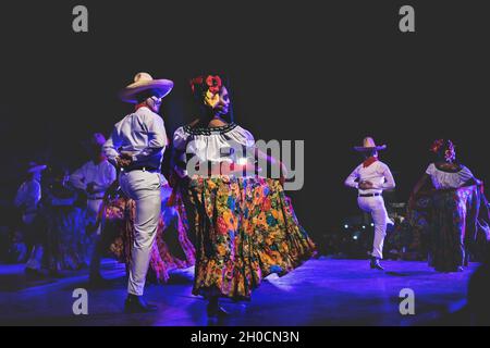 Merida, Messico: 27 ottobre 2018 - la Catrina si esibita in uno spettacolo di danza pubblica con i tradizionali costumi messicani a Merida al Festival de las Animas Foto Stock