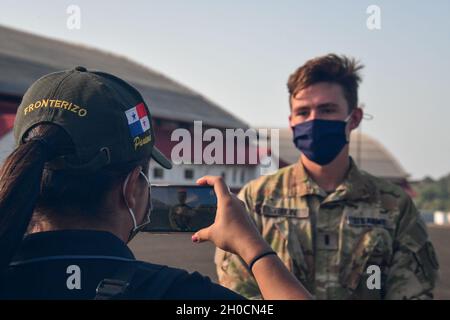 Il membro del servizio SENAFRONT intervista il membro del servizio Joint Task Force-Bravo sulle operazioni di volo durante l'esercizio Mercury all'Aeroporto Internazionale di Panama Pacifico, Panama, 24 gennaio 2021. Queste opportunità di formazione consentono a JTF-Bravo di affrontare meglio le sfide condivise e di porre maggiore enfasi sul raggiungimento di risultati misurabili. Foto Stock