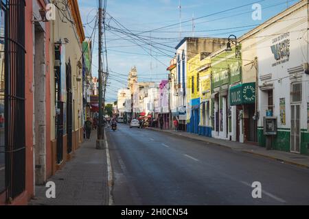 Merida, Messico: 28 ottobre 2018 - vita di strada locale con negozi in Messico colorata città coloniale Foto Stock