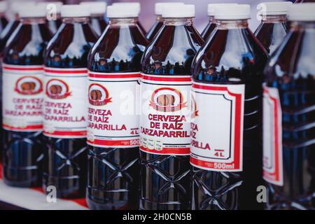 Merida, Messico: 28 ottobre 2018 - bottiglie per bevande con sciroppo dolce non alcaholico con il testo spagnolo 'birra di sarsaparilla radice' prodotto da 'El Baril Vei Foto Stock