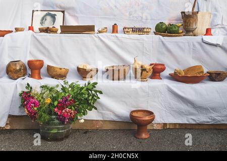 Merida, Messico: 28 ottobre 2018 - tradizionale 'Dia de los muertos', giorno dei morti, altare con offerte alimentari, fiori e foto di defunto Foto Stock
