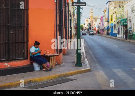Merida, Messico: 28 Ottobre 2018 - Donna seduta in un piccolo negozio che vende cibo in strada locale nella città coloniale messicana Foto Stock