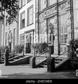 Treppe zum Eingang eines Gebäudes offiziellen a Danzica, Deutschland 1930er Jahre. Scale per l'ingresso di un edificio ufficiale a Danzica, Germania 1930s. Foto Stock