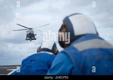 210125-N-QD512-1016 OCEANO ATLANTICO (GEN. 25, 2020) un MH-60R, attaccato ai “Grandmaster” di Helicopter Maritime Strike Squadron (HSM) 46, si prepara ad atterrare a bordo del cacciatorpediniere missilistico guidato di classe Arleigh-Burke USS Mitscher (DDG 57). Mitscher è attualmente in corso nell'Oceano Atlantico e svolge le proprie attività nell'ambito del Dwight D. Eisenhower Carrier Strike Group. Foto Stock