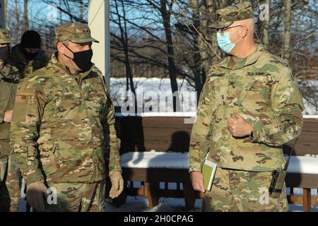 Paul E. Knapp (a sinistra), incontra il Direttore dell'esercizio della componente terrestre per il Northern Strike, Army Colt J. Verbanic (a destra) al Camp Grayling Training Center nel Northern Michigan il 25 gennaio 2021. Questa è la seconda rotazione dello sciopero settentrionale durante l’inverno, o “Sciopero invernale 21”, che è progettato per migliorare la capacità delle unità della Guardia Nazionale di integrare incendi congiunti e aumentare l’interoperabilità tra diversi rami militari. (Esercito DEGLI STATI UNITI Foto Stock