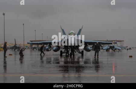 U.S. Navy Airmen, assegnato a Electronic Attack Squadron (VAQ) 132 presso la Naval Air Station di Whidbey Island, Washington, si prepara a lanciare un aereo EA-18G Growler durante la bandiera rossa 21-1 presso la base dell'aeronautica di Nellis, Nevada, 25 gennaio 2021. I membri dell'equipaggio VAQ-132 sono responsabili della manutenzione dell'aeromobile, compresi gli interventi di manutenzione, ispezione, lancio e recupero e carico delle munizioni. Foto Stock