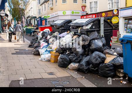 Brighton UK 12 ottobre 2021 - rifiuti non raccolti a riciclaggio bidoni accumula in St James's Street e nei dintorni di Brighton come lo sciopero binmen continua in città . I membri del GMB hanno votato per sciopero in una disputa con il gruppo Verde ha guidato il consiglio comunale sulle pratiche di lavoro, tra cui i cambiamenti di doveri e la rimozione dei conducenti da turni di lunga data. : Credit Simon Dack / Alamy Live News Foto Stock