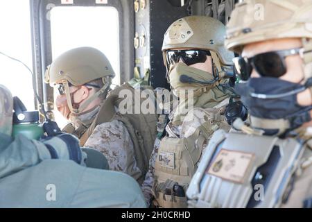 Trevor Shimulunas, un ufficiale di artiglieria da campo con 1st Air Naval Gunfire Liaison Company, i Marine Expeditionary Force Information Group, corre su una UH-1Y Venom, un elicottero di medie dimensioni, a supporto di esercizio Winter Fury 21 alla Marine Corps Air Station Yuma, Arizona, 26 gennaio 2021. Winter Fury mette in evidenza la capacità di 3rd Marine Aircraft Wing (MAW) di combattere un avversario vicino-pari utilizzando tutti gli aerei presenti nel suo inventario, compresi F-35B Lightning II, AH-1Z Viper, UH-1Y Venom, F/A-18 Hornet, CH-53E Super Stallion, MV-22B Osprey e KC-130J Super Hercules. D Foto Stock