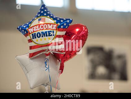 Amici e famiglia portano palloncini per dare il benvenuto a casa Airmen dallo spiegamento, 26 gennaio 2020 al 180FW a Swanton, Ohio. Circa 300 Airmen, assegnati alla 180a ala della Guardia Nazionale dell'Ohio, tornarono a casa da un dispiegamento di tre mesi alla base aerea di Bagram, in Afghanistan, a supporto dell'operazione Resolute Support. Foto Stock