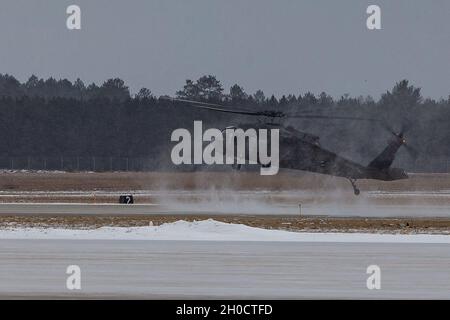 Un falco nero UH-60 atterra all'Alpena Combat Readiness Training Center, Michigan, 26 gennaio 2021. Marines con Marine Light Attack Squadron 167 (HMLA-167) addestrato con i soldati della Michigan Air National Guard per condurre operazioni di spedizione in un ambiente freddo. HMLA-167 è un'unità subordinata della seconda Ala di aerei marini, l'elemento di combattimento aereo della II forza di spedizione marina. Foto Stock