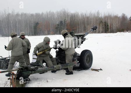 Lo Specialista Jade Potter, Una batteria, artiglieria da campo 1/120, Guardia Nazionale del Wisconsin, carica un round di munizioni per una missione di tiro con un M-119 Howitzer durante lo sciopero invernale 21 al Camp Grayling manovration Center, Michigan, 27 gennaio 2021. Winter Strike 21 è un evento di preparazione alle basse temperature che si svolge come parte della serie di esercizi del Northern Strike, che offre strutture impareggiabili della Guardia Nazionale del Michigan come sede per le forze degli Stati Uniti e della coalizione per ricevere un addestramento avanzato sugli incendi congiunti in tutti i domini in tutte le condizioni meteorologiche. Foto Stock