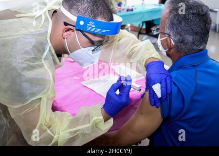 La Guardia Nazionale di Porto Rico ha iniziato a vaccinare i residenti e il personale dell'egida dell'isola contro il COVID-19 il 27 gennaio. Più di 35 soldati lavorano in questa missione. Il PRNG prevede di completare la prima e la seconda dose entro la metà di marzo. Foto Stock