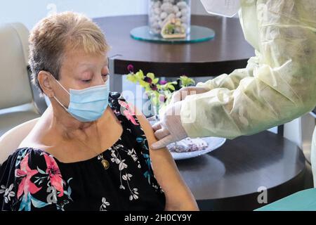 La Guardia Nazionale di Porto Rico ha iniziato a vaccinare i residenti e il personale dell'egida dell'isola contro il COVID-19 il 27 gennaio. Più di 35 soldati lavorano in questa missione. Il PRNG prevede di completare la prima e la seconda dose entro la metà di marzo. Foto Stock