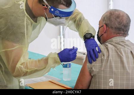 La Guardia Nazionale di Porto Rico ha iniziato a vaccinare i residenti e il personale dell'egida dell'isola contro il COVID-19 il 27 gennaio. Più di 35 soldati lavorano in questa missione. Il PRNG prevede di completare la prima e la seconda dose entro la metà di marzo. Foto Stock