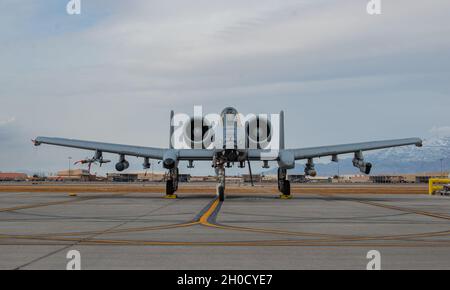 Una U.S. Air Force A-10 Thunderbolt II si trova sulla linea di volo alla base dell'aeronautica di Nellis, Nevada, 27 gennaio 2021. L'A-10 Thunderbolt II è il primo aereo dell'aviazione militare progettato appositamente per il supporto aereo alle forze del suolo. Foto Stock