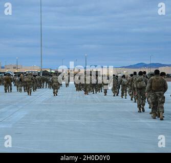 I soldati del primo Squadron 221st Cavalry escono dalla pista alla base dell'aeronautica di Nellis, 26 gennaio 2021 a Las Vegas, Nevada. Oltre 200 soldati della Guardia del Nevada dispiegati a Washington, D.C. per assistere l'applicazione della legge federale per l'inaugurazione presidenziale del 20 gennaio. Foto Stock