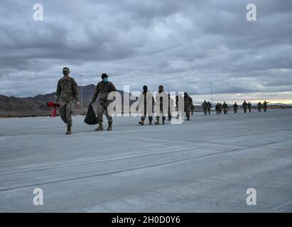 I soldati del primo Squadron 221st Cavalry escono dalla pista alla base dell'aeronautica di Nellis, 26 gennaio 2021 a Las Vegas, Nevada. Oltre 200 soldati della Guardia del Nevada dispiegati a Washington, D.C. per assistere l'applicazione della legge federale per l'inaugurazione presidenziale del 20 gennaio. Foto Stock