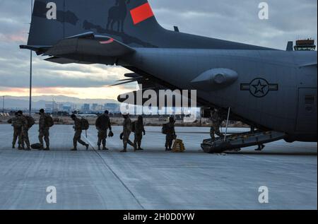 Soldati dalla prima uscita di Cavalleria Squadron 221st da una C-130 volato dalla 152nd Airlift Wing a Nellis Air Force base, 26 gennaio 2021 a Las Vegas, Nevada. Oltre 200 soldati della Guardia del Nevada dispiegati a Washington, D.C. per assistere l'applicazione della legge federale per l'inaugurazione presidenziale del 20 gennaio. Foto Stock