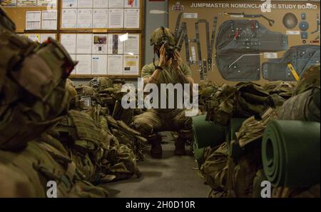 Un Paratrooper assegnato al 1° Battaglione, 508° Regiment di fanteria Paracaduta, 3° Team di combattimento Brigata, 82a Divisione Airborne testa il suo dispositivo ottico notturno durante un esercizio di preparazione all'implementazione a Fort Bragg, N.C., 27 gennaio 2021. Foto Stock