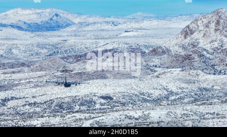 Un 910th Airlift Wing C-130H Hercules aereo da Youngstown Air Reserve Station vola in una formazione a due navi sopra le Mazatzal e Superstition Mountains per l'operazione Arizona Sunrise, 27 gennaio 2021. Secondo un concetto di operazioni distribuite, cinque C-130s e più di 100 Airmen, cittadini della riserva, assegnati alla 910th AW, si sono recati in Arizona meridionale, dal 24 al 30 gennaio 2021, per il volo annuale del 757th Airlift Squadron. Foto Stock