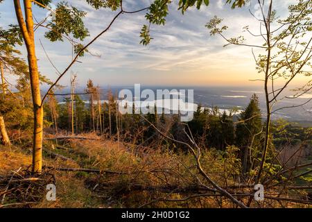 Vista del sentiero per il Forte di Orino, parte della linea Cadorna e del Lago di Varese. Campo dei Fiori, Varese, Parco campo dei Fiori, Lombardia, Italia. Foto Stock