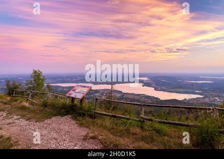 Vista del sentiero per il Forte di Orino, parte della linea Cadorna e del Lago di Varese. Campo dei Fiori, Varese, Parco campo dei Fiori, Lombardia, Italia. Foto Stock