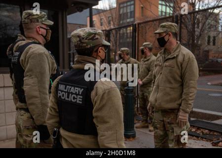 Steven Nordhaus, comandante del Air National Guard Readiness Center, parla ai soldati del 115esimo Battaglione militare della Guardia Nazionale del Maryland, con sede a Salisbury, Maryland, mentre visitano le truppe che sorvegliano il perimetro del Campidoglio degli Stati Uniti a Washington D.C., il 27 gennaio 2021. La Guardia Nazionale è stata invitata a continuare a sostenere le forze dell'ordine federali con sicurezza, comunicazioni, evacuazione medica, logistica e supporto per la sicurezza alle agenzie statali, distrettuali e federali fino a metà marzo. Foto Stock