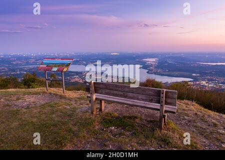 Vista del sentiero per il Forte di Orino, parte della linea Cadorna e del Lago di Varese. Campo dei Fiori, Varese, Parco campo dei Fiori, Lombardia, Italia. Foto Stock