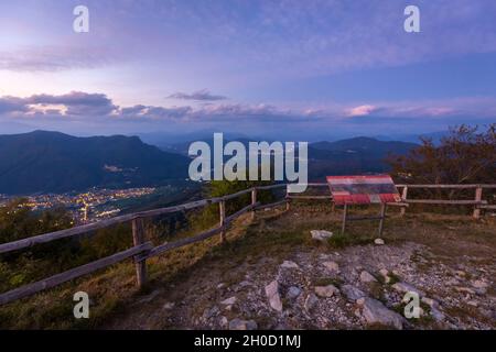 Vista sulla Valcuvia da Forte di Orino, parte della linea Cadorna e del Lago maggiore. Campo dei Fiori, Varese, Parco campo dei Fiori, Lombardia, Italia. Foto Stock