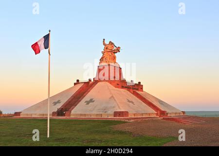 La prima guerra mondiale Ferme de Navarin Memorial e Ossuary (le Monument aux morts des Armees de Champagne) a Souain-Perthes-les-Hurlus (Marna), Francia Foto Stock