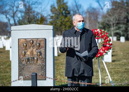 Steve Jurczyk, amministratore della NASA, commenta il cimitero nazionale di Arlington, Arlington, Virginia, 28 gennaio 2021. Il personale della NASA era presente come parte della Giornata della memoria della NASA, durante la quale diverse corone sono deposte in memoriali e tombe in memoria di quegli uomini e donne che hanno perso la vita nella ricerca di esplorazione spaziale. Foto Stock